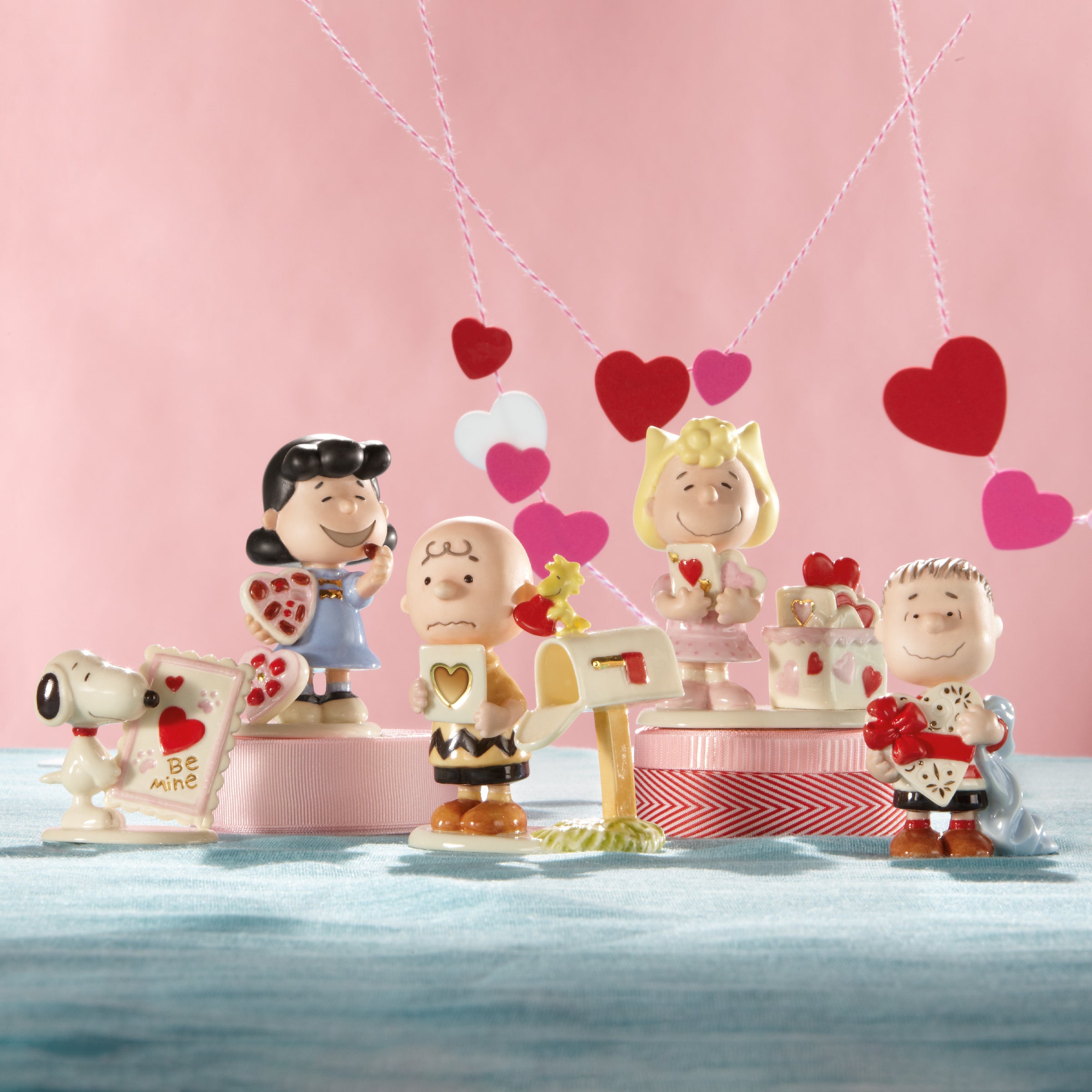 Peanuts 5-Piece Valentine's Figurine Set - Image 2